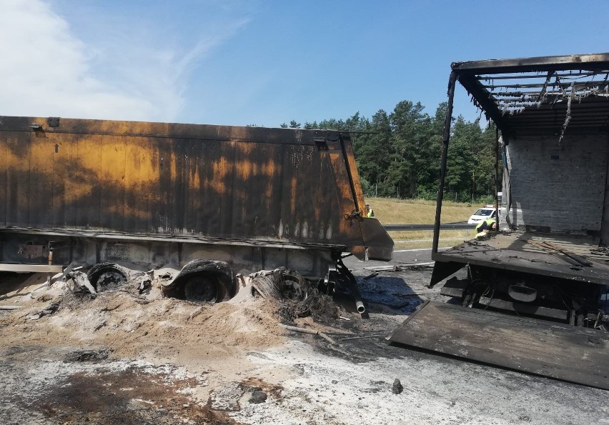 Waplewo. Tragiczny wypadek na S7. Dwie ciężarówki doszczętnie spłonęły (zdjęcia)
