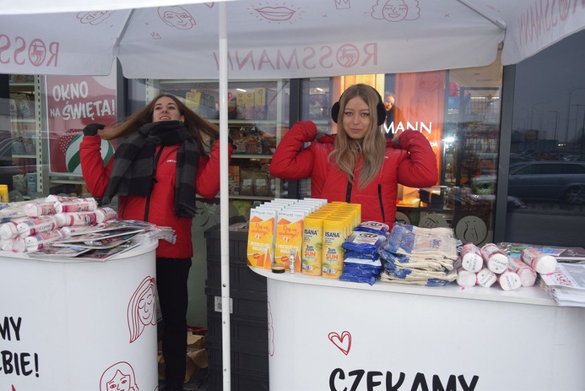 Na klientów nowej placówki sieci Rossman czekały gratisy.