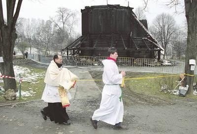 W roku 2002 parafia obchodziła jubileusz 50-lecia powołania. Kościół w tym roku był już całkowicie odbudowany i wyposażony po poprzednim pożarze. Około godziny 2 w nocy z 5 na 6 kwietnia 2002 r. kościół ponownie spłonął. Fot. Anna Kaczmarz