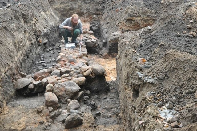 Badania potwierdziły, że odkryte przez archeologów pod ziemią mury w Byczynie to pozostałości gotyckich sukiennic z XVI wieku.