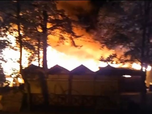 W nocy we wtorek wybuchł duży pożar w Łebie w ośrodku "Gród...