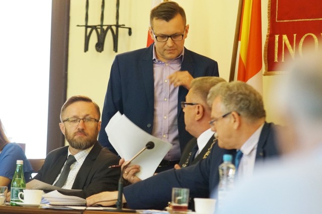 Marcin Wroński (drugi od lewej) proponował, by wprowadzanie zgody rozpocząć od inowrocławskiej rady.