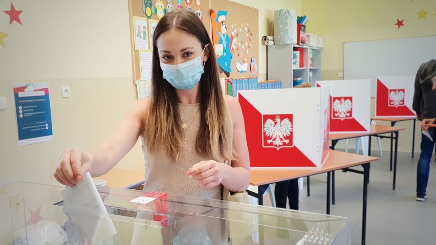Wybory prezydenckie. 2. tura w Strzelcach Opolskich. Mieszkańcy głosują 
