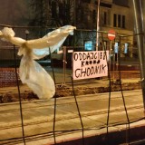 Desperacki baner zawisł na remontowanej ulicy Legionów w Łodzi. Mieszkańcy chcą powrotu chodnika!