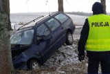 Droglewo. Wyprzedzała na podwójne ciągłej. Dwa auta w rowie