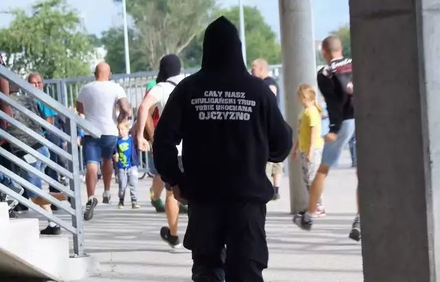 Toruńska policja prowadzi postępowanie w sprawie najazdu kiboli toruńskiej Elany na posesję, gdzie mieszkał sympatyk toruńskich żużlowc&oacute;w. Na razie nikogo nie zatrzymano.Zobacz także: Tak m&oacute;wią w polskiej policji! Czy znasz policyjny slang? [NOWY QUIZ]&lt;center&gt;&lt;div class=&quot;fb-page&quot; data-href=&quot;https://www.facebook.com/NowosciTorun&quot; data-width=&quot;500&quot; data-small-header=&quot;false&quot; data-adapt-container-width=&quot;true&quot; data-hide-cover=&quot;false&quot; data-show-facepile=&quot;true&quot;&gt;&lt;div class=&quot;fb-xfbml-parse-ignore&quot;&gt;&lt;blockquote cite=&quot;https://www.facebook.com/gs24pl&quot;&gt;&lt;a href=&quot;https://www.facebook.com/NowosciTorun&quot;&gt;NowosciTorun&lt;/a&gt;&lt;/blockquote&gt;&lt;/div&gt;&lt;/div&gt;&lt;/center&gt;