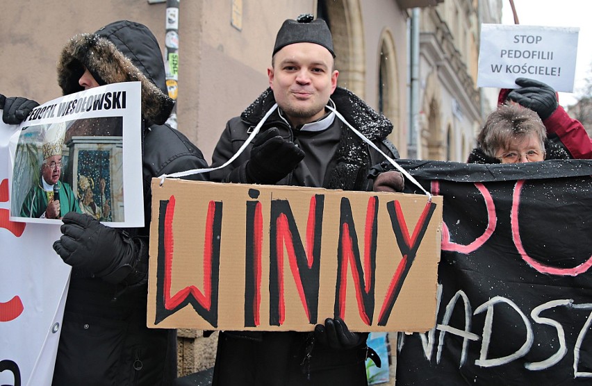 Kraków. Protestowali przeciwko pedofilii w kościele [ZDJĘCIA]