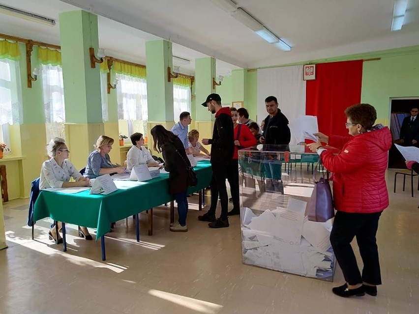 Wybory samorządowe 2018 w powiecie zwoleńskim rozpoczęte. Zobacz jak głosują mieszkańcy [RAPORT NA BIEŻĄCO]