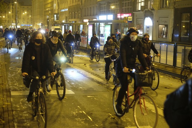 W poniedziałek uczestniczki strajku kobiet w Poznaniu spotkały się na rowerowym przejeździe przez miasto.Kolejne zdjęcie --->