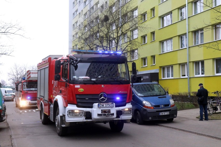 Pożar na Popowicach. Kołdra zapaliła się od papierosa [ZDJĘCIA]