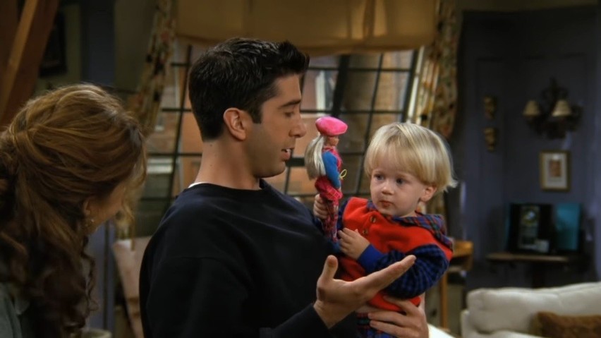 Ross denerwujący się, że Ben bawi się lalką Barbie...