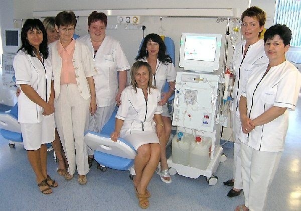 To tylko jedna czwarta zespołu pielęgniarek (z  oddziałową Arletą Kamińską - druga od lewej),  które wczoraj zastaliśmy w nowo otwartym  Oddziale Dializ.