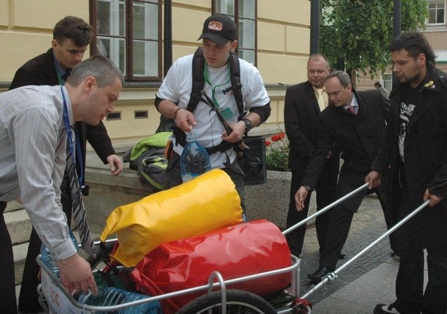 Machała Gontaszewskiego przed ratuszem żegnali przedstawiciele władz miasta. 29-latek ma wrócić dopiero w połowie września.