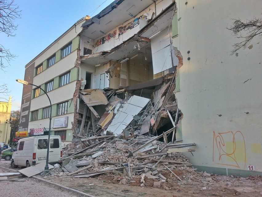 Katastrofa budowlana na Sienkiewicza. Zawalił się budynek [ZDJĘCIA, FILM]