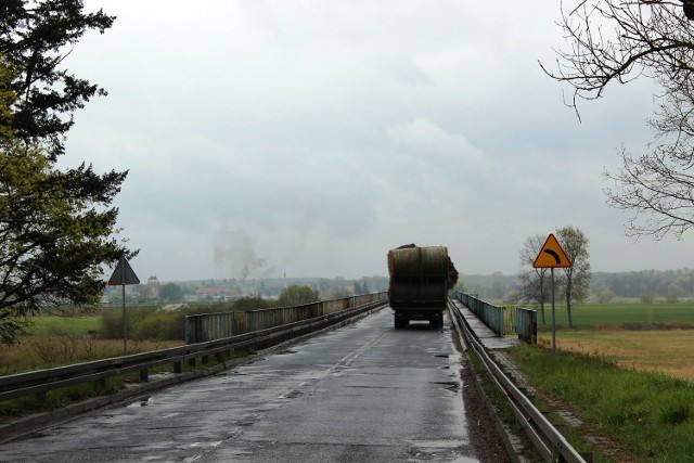 Droga i chodniki są w opłakanym stanie.