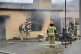 20 zastępów straży pożarnej gasi pożar składu materiałów obuwniczych w Myszkowie. Zobacz zdjęcia
