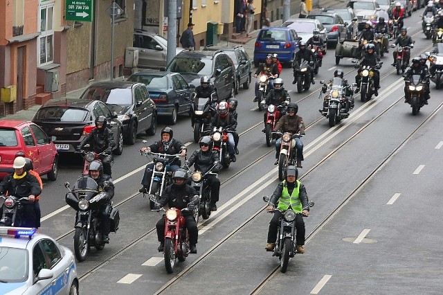 Parada motocyklistów na ul. Niemierzyńskiej.