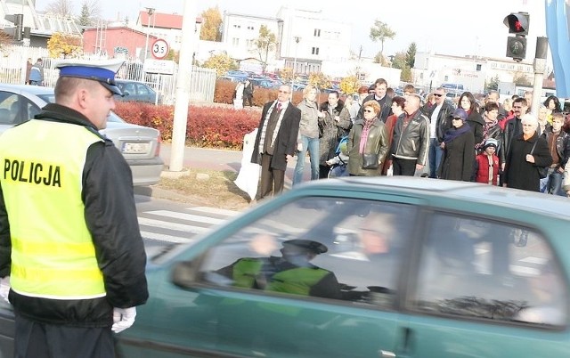 Na zdjęciu: mł. aspirant Marcin Karbowski kieruje ruchem na przejściu dla pieszych przy cmentarzu przy al. Chopina.