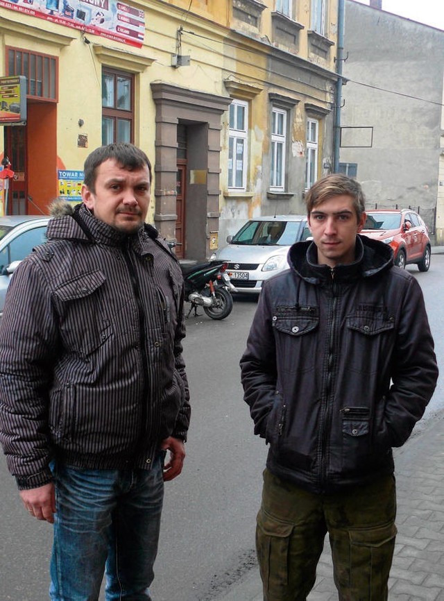 Dominik Olszewski i Michał Skrzypek liczą, że miasto obejmie płatną strefą zatłoczone parkingi w sąsiedztwie ich sklepów