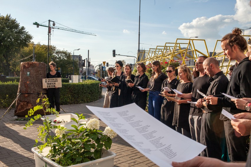 Nietypowy Pomnika Niszczenia Przyrody stanął na pl. przed...