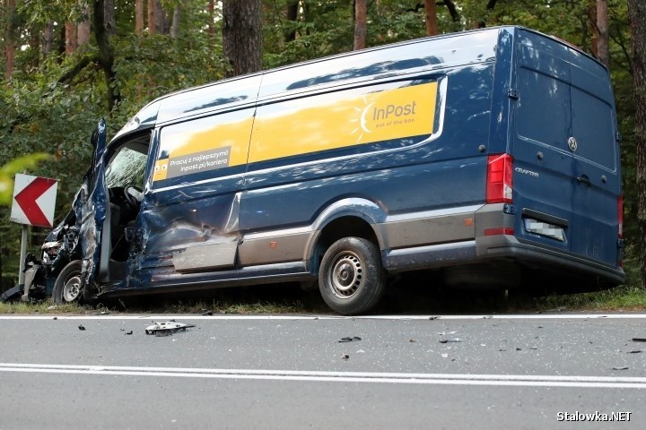 Wypadek na drodze 871 w granicach Stalowej Woli. Dwie osoby ranne w zderzeniu dwóch busów i auta osobowego