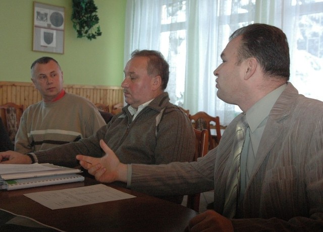 Spotkanie z rolnikami odbyło się w urzędzie gminy. Wójt Leszek Kucharski (z prawej) zadeklarował wstrzymanie uchwalenia planu do czasu dyskusji urbanistów.