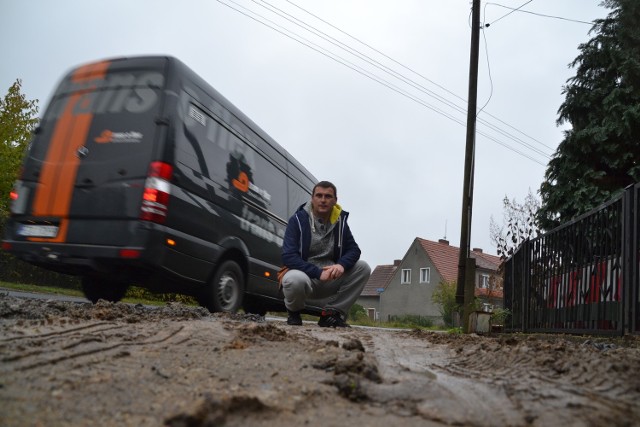 Daniel Dereń walczy o chodnik przy swojej ulicy.