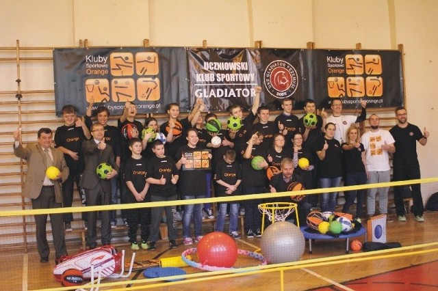 Uczniowski Klub Sportowy "Gladiator&#8221; w Przemyślu znalazł się w gronie Klubów Sportowych Orange. Od operatora telefonicznego otrzymał bogaty zestaw sprzętu sportowego.