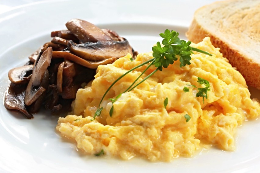 Jajecznicę lub omlet możesz „powiększyć” dodając mnóstwo...