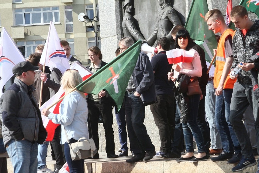 Prawicowy wiec 3-majowy na Placu Wolności w Łodzi [ZDJĘCIA]