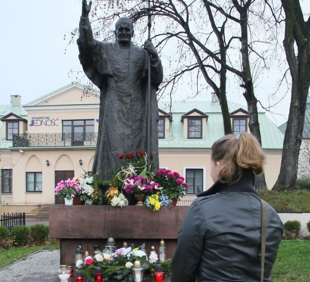 Pomnik Jana Pawła II na wzgórzu katedralnym w Kielcach.