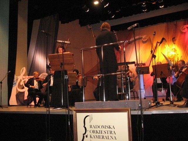 Utwór "Concerto funebre&#8221; Radomska Orkiestra Kameralna zagrała pod batutą Ewy Strusińskiej, a Alina Komissarowa wykonała partie na skrzypcach