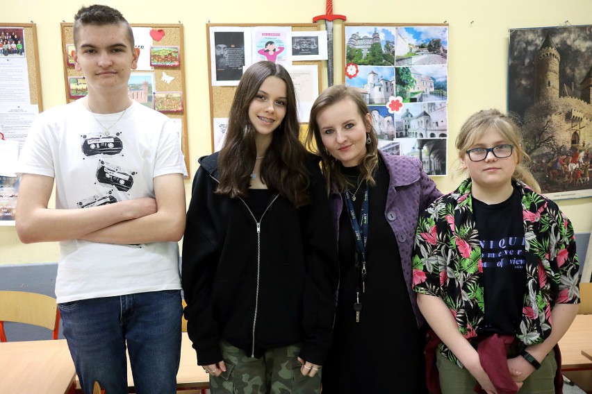 Hanna Lewandowska ze swoimi uczniami - na zdjęciu od lewej...