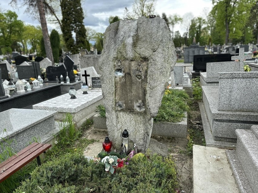Nowy Sącz. Mosiężne i odrestaurowane elementy nagrobka Romana Stramki wróciły na swoje miejsce. Rodzina podziękowała sądeckiej policji 
