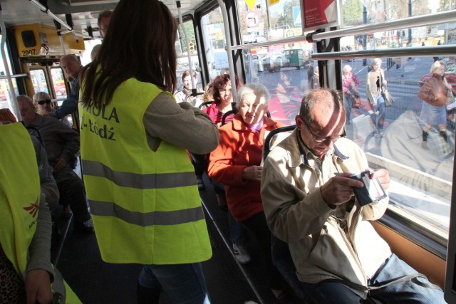 Jechała dwa przystanki bez biletu czy zaledwie chwilę? Wyjaśni to nagranie z monitoringu autobusu.