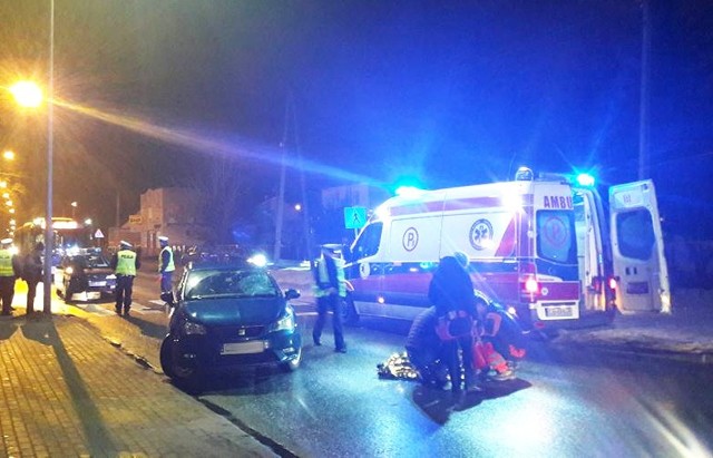 W środę ok. godz. 22 w Bydgoszczy na przejściu dla pieszych na skrzyżowaniu ulic Wiśniowej i Nakielskiej doszło do wypadku. 76-letni kierowca potrącił dwie nastolatki, które z obrażeniami ciała zostały przewiezione do szpitala.Jak informowaliśmy już wczoraj wieczorem (14 marca) na ulicy Nakielskiej znowu doszło do potrącenia pieszych, przechodzących w wyznaczonym miejscu.- Przejście dla pieszych na skrzyżowaniu ulicy Nakielskiej z Wiśniową nie jest wyposażone w sygnalizatory świetlne – wyjaśnia st. asp. Lidia Kowalska z zespołu prasowego KWP w Bydgoszczy. - Kierowca seata ibiza, który potrącił dwie nastolatki był trzeźwy.Dziewczęta w wieku 13 i 16 lat, w chwili, kiedy najechał na nie samochód, znajdowały się już w połowie przejścia dla pieszych. Kierowcy zatrzymano prawo jazdy. Nastolatki po opatrzeniu zostały przewiezione do szpitala. Policjanci nadal ustalają przyczyny wypadku.  Pogoda na dzień + 2 kolejne dni (15 + 16-19.03.2018)(TVN Meteo)