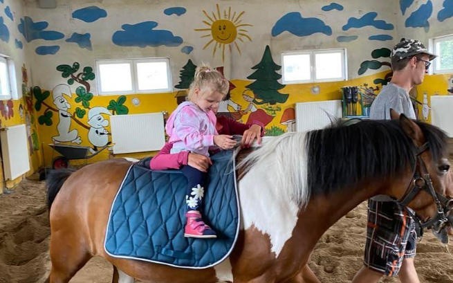 Trzyletnia Hania Kuczkowska z Kielc każdego dnia walczy o sprawność. Pomóżmy zebrać pieniądze na turnus rehabilitacyjny
