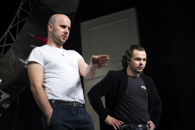 W głośnym spektaklu "Szalone nożyczki" występuje m.in. Piotr Szekowski (z prawej), a w główną rolę wciela się Rafał Olszewski