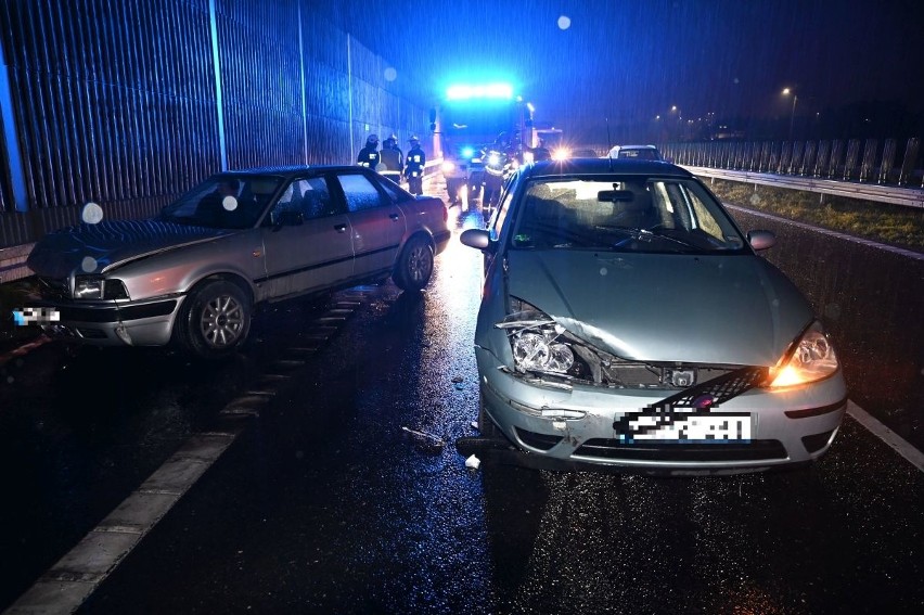 Wypadek w Cedzynie. Dwie osoby ranne po zderzeniu dwóch aut na drodze krajowej numer 74