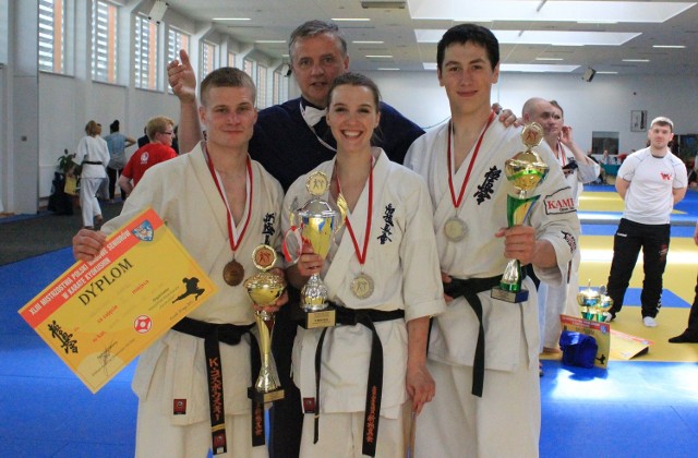 Medaliści z naszego klubu (od lewej: Konrad Kozubowski, Agata Godoś i Mateusz Golomb, z tyłu trener Mariusz Godoś).