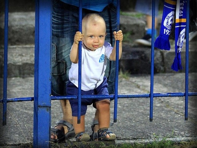 Fani Niebieskich oburzeni wypowiedzią rzeczniczki policji, która uznała wszystkich obecnych w Bytomiu za pseudokibiców opublikowali zdjęcia swoich dzieci i własne z hasztagiem #pseudokibuceRuchuZobacz kolejne zdjęcia. Przesuwaj zdjęcia w prawo - naciśnij strzałkę lub przycisk NASTĘPNE