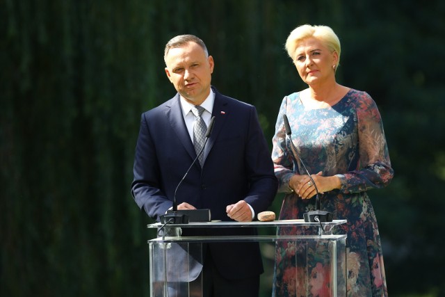 Prezydent RP Andrzej Duda i pierwsza dama Agata Kornhauser-Duda podczas akcji "Narodowe Czytanie" w Ogrodzie Saskim w Warszawie.