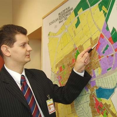 Piotr Bujwicki pokazuje lokalizację hipermarketu na nowym planie zagospodarowania Sokółki