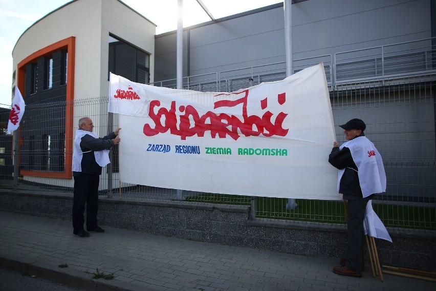 Protest związkowców przed fabryką Faurecii w Grójcu.