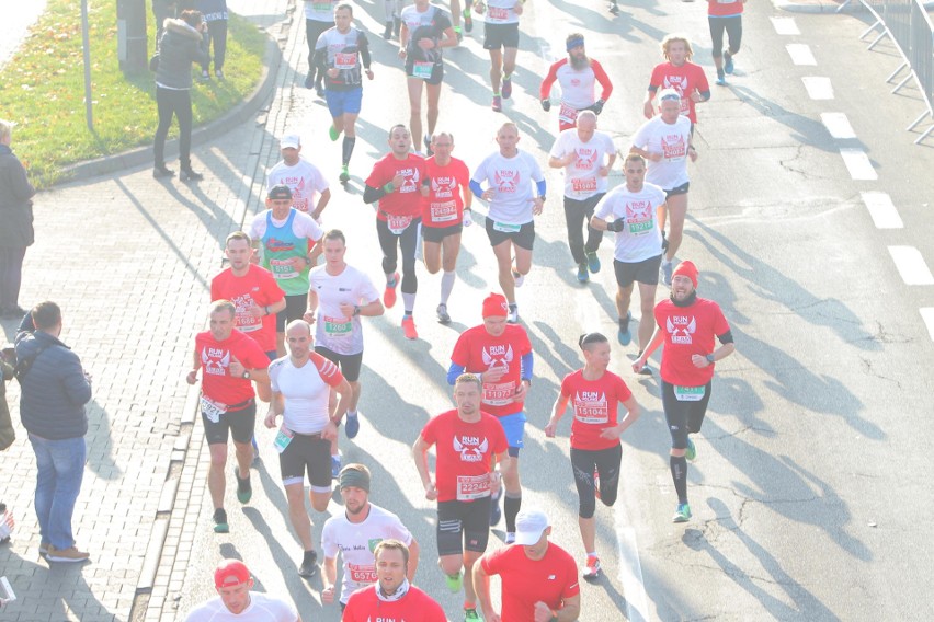 Około 25 tysięcy biegaczy zmaga się z 10-kilometrową trasą...