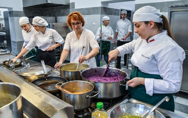 Uczniowie technikum w bydgoskim gastronomiku muszą w ciągu roku szkolnego zrealizować praktyki w wymiarze 160 godzin zegarowych.