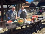 Kulinarne show w Miasteczku Galicyjskim w Nowym Sączu. Bloger i finalista programu MasterChef gotował dla 500 osób