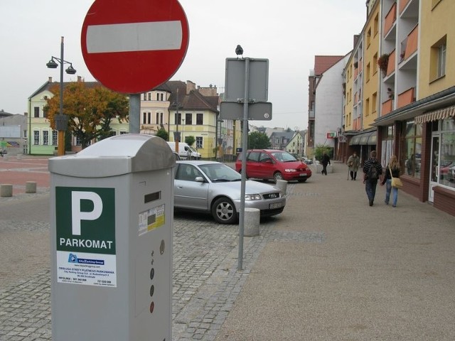 Auta parkujące przy ul. Wojska Polskiego w Bytowie nie mieszczą się w wyznaczonych miejscach. 