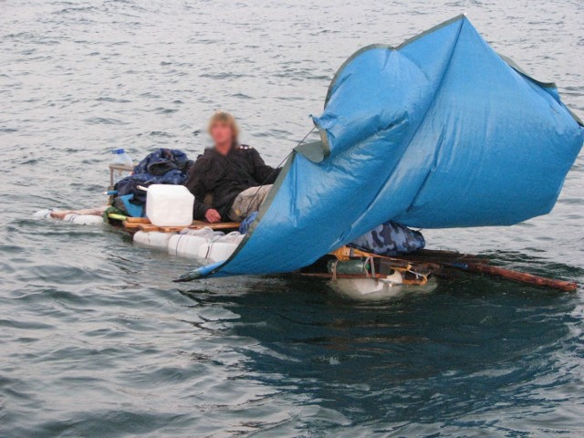 Samotnik pływał po Bałtyku tratwą, którą sam zbudował z różnych odpadów.