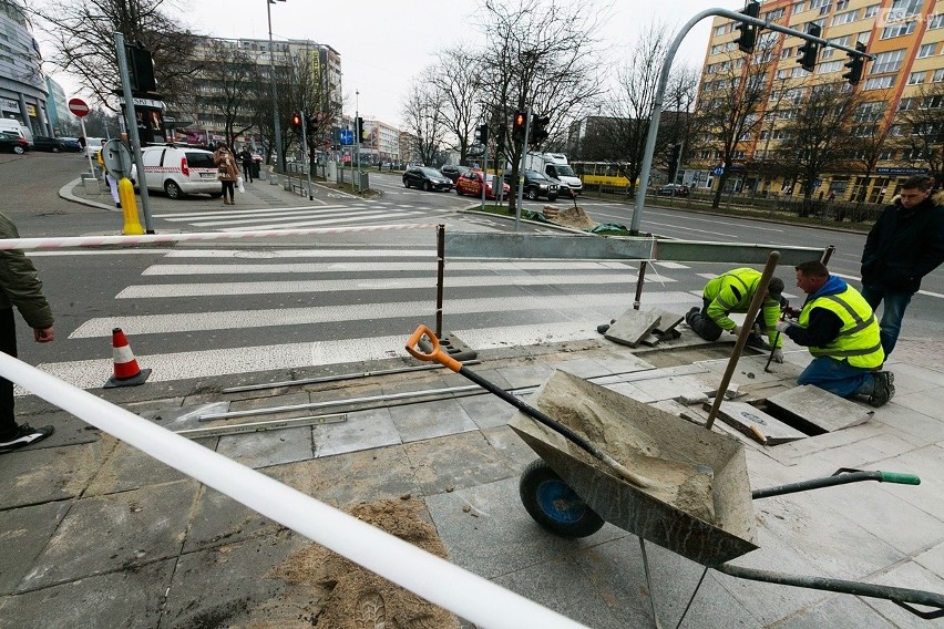 Trwa budowa pierwszego w Szczecinie przejścia dla pieszych z...